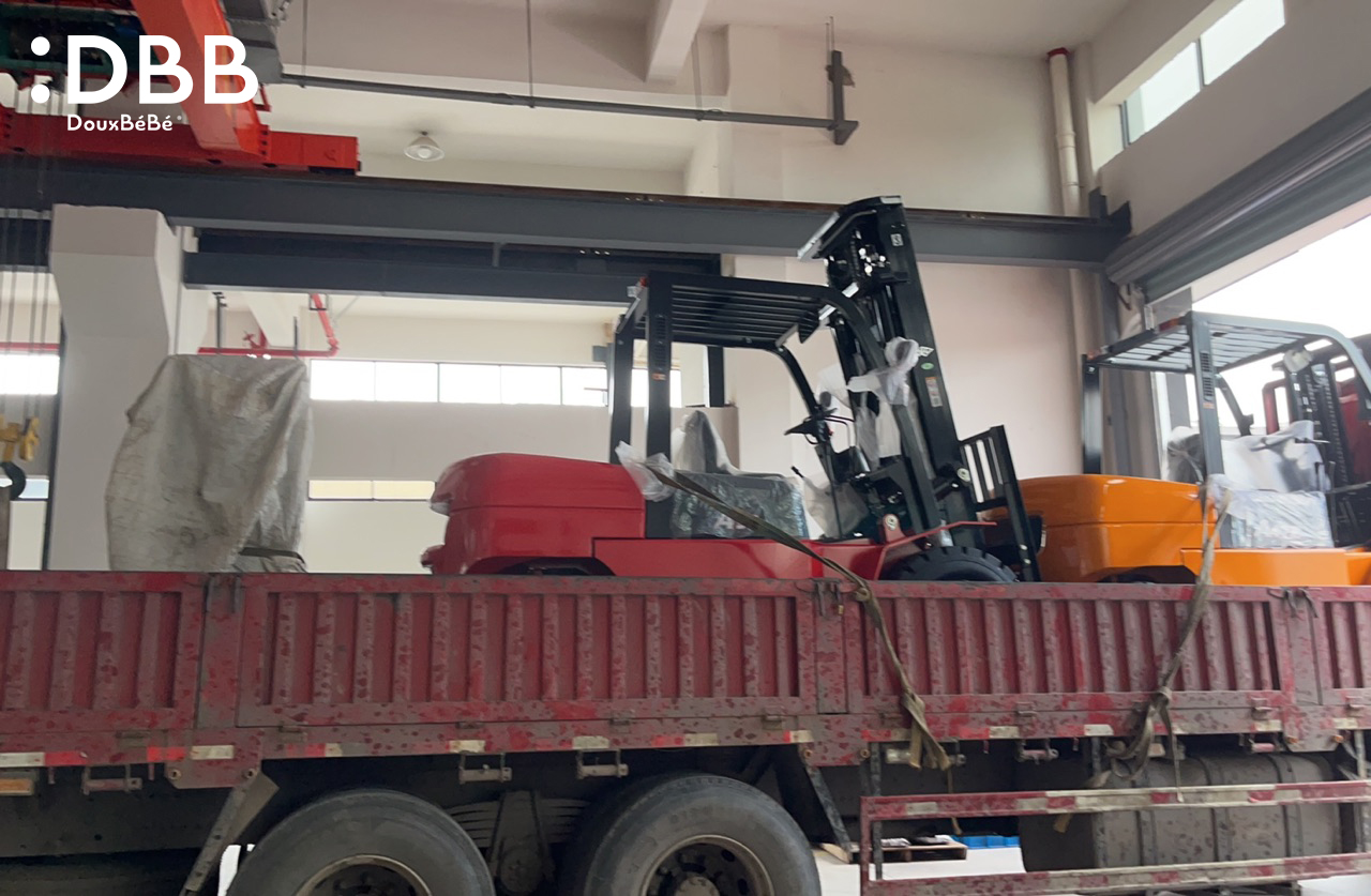 DooxBeBe newly purchased forklift enters the factory